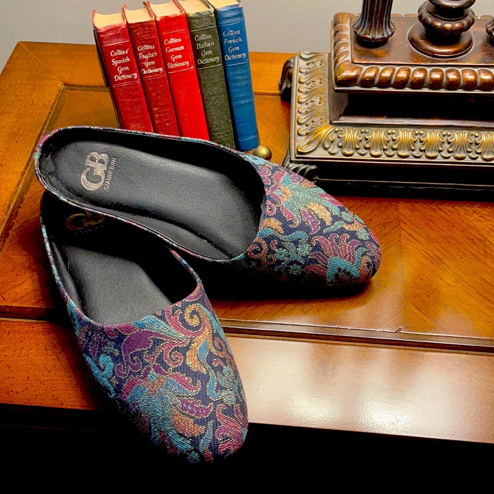 Unique Flats - Picture 1 of 3